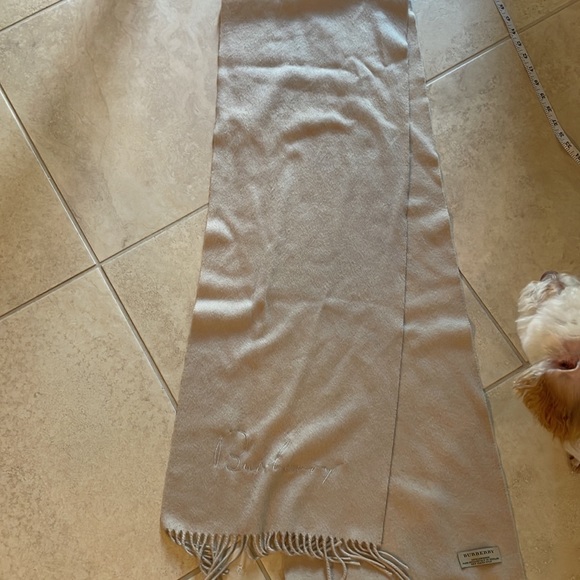 Burberry 100% Cashmere scarf - Picture 1 of 11